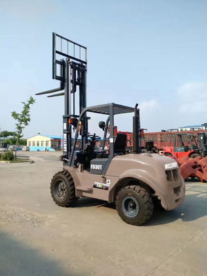 Camion forklift off-road per aumentare la capacità di stoccaggio consentendo soluzioni di stoccaggio verticali